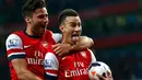 Laurent Koscielny (kanan) merayakan golnya bersama Olivier Giroud saat berlaga melawan Newcastle United di Stadion Emirates, London (28/4/2014). (REUTERS/Eddie Keogh)