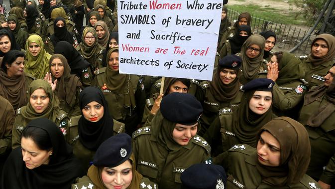 Polisi wanita Pakistan menggelar demonstrasi untuk memperingati Hari Perempuan Internasional di Lahore, Jumat (8/3). Mereka melawan kesenjangan upah dan kekerasan gender. (AP Photo/K.M. Chaudary)