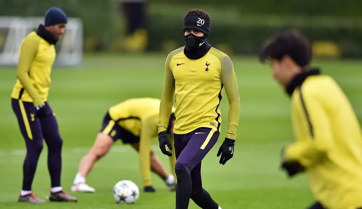 Gelandang Tottenham Hotspur, Dele Alli ambil bagian dalam sesi latihan di Tearham Hotspur's Enfield Training Centre, London, Selasa (6/3). Tottenham akan menghadapi Juventus pada leg kedua babak 16 besar Liga Champions. (GLYN KIRK/AFP)