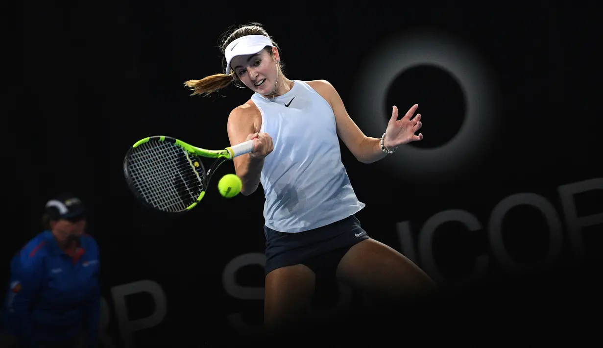 Petenis dari AS, Catherine Bellis berusaha mengembalikan bola saat melawan petenis Republik Ceko, Kristyna Pliskova dalam turnamen tenis Brisbane International di Brisbane (3/1). (AFP Photo/Saeed Khan)