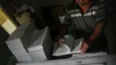 Pekerja memeriksa lembaran  buku iqro di penerbitan Kota Gede, Yogyakarta, (13/6). Selama bulan ramadan produksi tetap berjalan untuk memenuhi permintaan masyarakat yang ingin belajar membaca alquran dengan cepat. (Liputan6.com/Boy Harjanto)