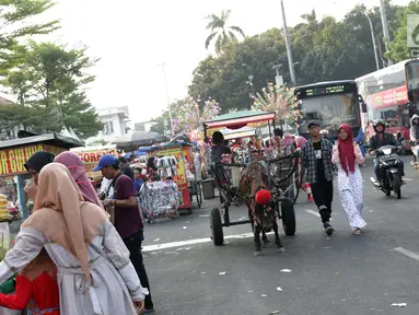 Pedagang Kaki Lima dan Delman memenuhi sebagian ruas Jalan Lada samping Kawasan Wisata Museum Fatahillah, Jakarta, Selasa (11/6/2019). Kondisi ini menyulitkan wisatawan pejalan kaki dan membuat arus lalu lintas di Jalan Lada menjadi semrawut. (Liputan6.com/Helmi Fithriansyah)