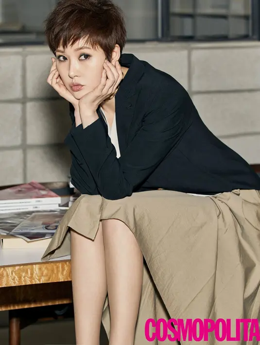 Kim Sun Ah merupakan artis Korea Selatan yang punya wajah awet muda. Meskipun usianya sudah 44 tahun, akan tetapi ia mengaku jika dirinya punya perut yang rata. (Foto: koreaboo.com)