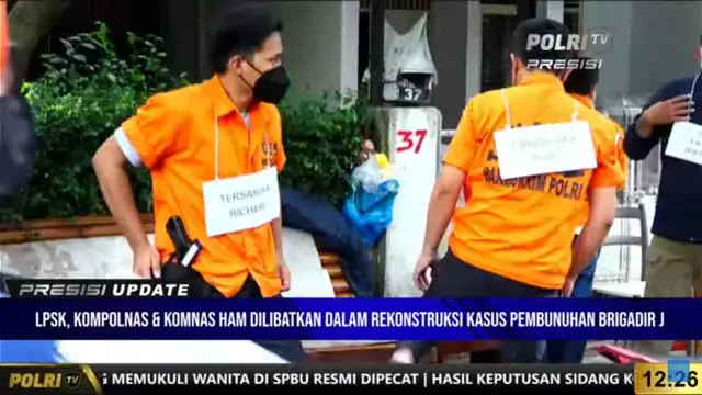 Tersangka Richard Eliezer alias Bharada E mengenakan baju tahanan saat rekonstruksi kasus pembunuhan Brigadir J. (Polri TV)