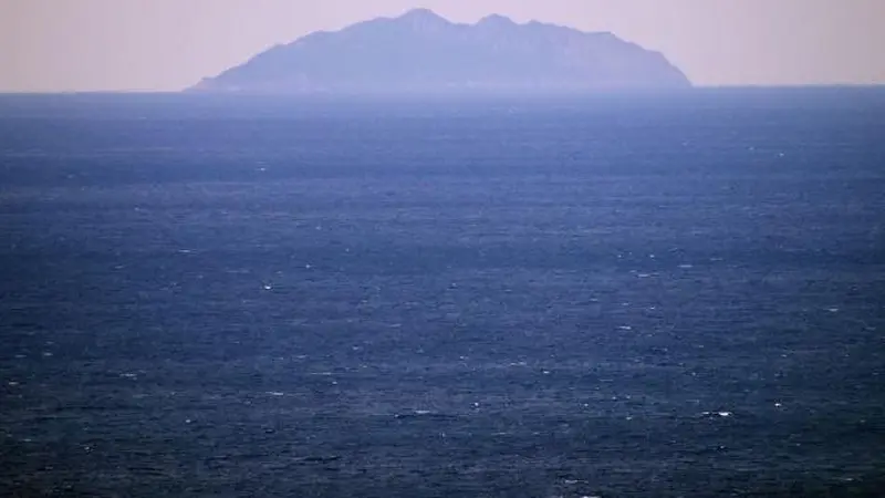 Penampakan Pulau Okinoshima dari Pulau Oshima, Fukuoka. (Wikimedia)