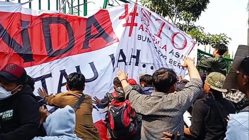 Aksi demonstrasi mahasiswa di depan kantor Bupati Bogor ricuh, pada Jumat (6/9/2024).