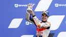 Pembalap Repsol Honda, Alex Marquez, melakukan selebrasi di atas podium usai balapan MotoGP Prancis di Le Mans, Minggu (11/10/2020). Petrucci finis pertama dengan catatan waktu 45 menit 54,736 detik. (AP Photo/David Vincent)