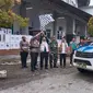 Kapolres Pelalawan dan Ketua KPU setempat melepas rombongan truk pengangkut logistik Pemilu ke kecamatan. (Liputan6.com/M Syukur)