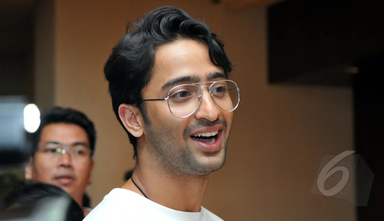 Shaheer Sheikh terlihat tampan dengan kacamata saat ditemui di XXI Epicentrum, Kuningan, Jakarta Selatan, Senin (20/4/2015). (Liputan6.com/Panji Diksana)