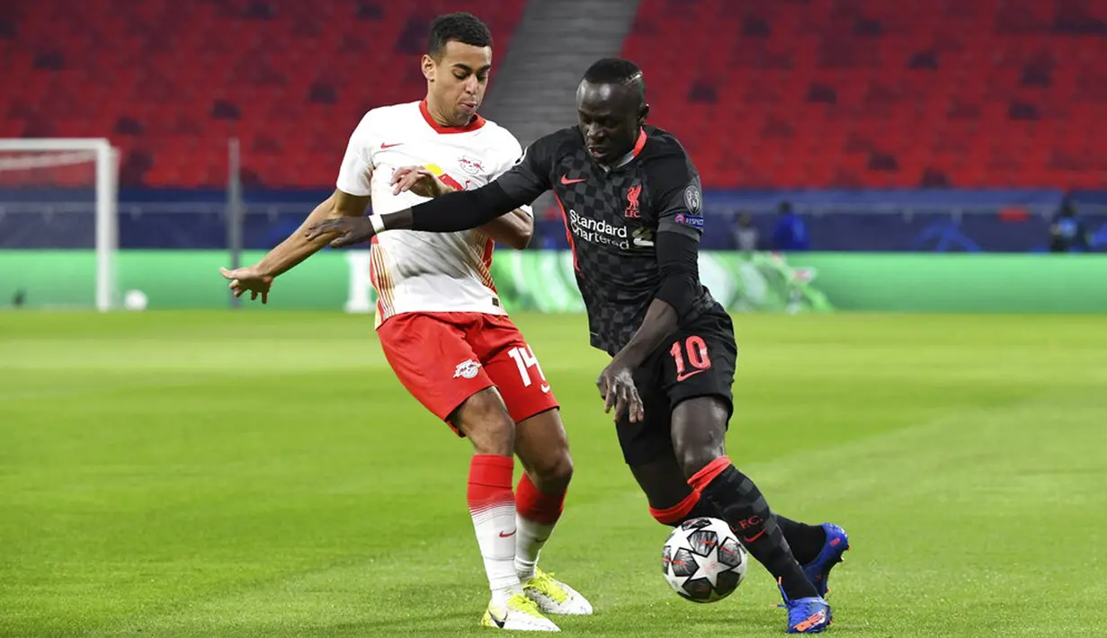 Pemain Liverpool Sadio Mane (kanan) memperebutkan bola dengan pemain RB Leipzig Tyler Adam pada leg pertama babak 16 besar Liga Champions di Stadion Ferenc Puskas, Budapest, Hungaria, Selasa (16/2/2021). Liverpool menang 2-0. (Tibor Illyes/MTI via AP)