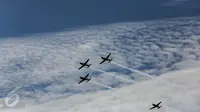 Bentuk formasi saat Jupiter Aerobatic Team (JAT) beraksi di udara dalam perayaan HUT TNI Angkatan Udara (TNI AU) ke-71 di Landasan Udara (Lanud) Bandara Halim Perdanakusuma, Jakarta, Minggu (9/4). (Liputan6.com/Faizal Fanani)