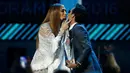 Penyanyi Jennifer Lopez (J-Lo) saat mencium mantan suaminya, Marc Anthony usai memberikan piala penganugerahan Latin Grammy Awards ke-17 dalam kategori "person of the year" pada Anthony, di Las Vegas, Nevada, AS, (17/11). (REUTERS/Mario Anzuoni)