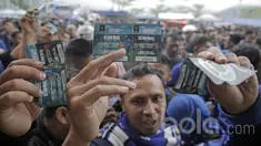 Antrean penonton pendukung Persib Bandung di Stadion SI Jalak Harupat jelang laga semifinal leg kedua Piala Presiden 2017 antara Persib Bandung vs Pusamania Borneo FC, Minggu (5/3/2017).  (Bola.com/Peksi Cahyo)