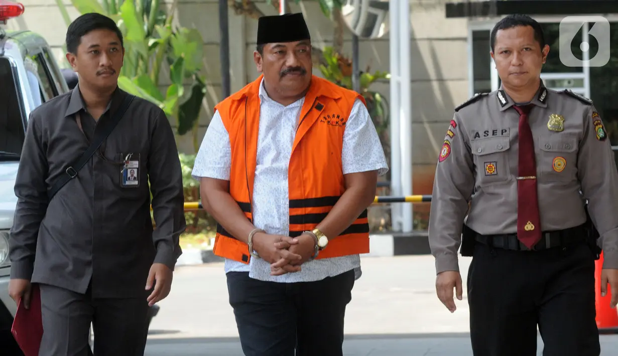 Kontraktor yang merupakan tersangka penyuap Bupati Indramayu, Carsa dengan pengawalan tiba untuk pemeriksaan di Gedung KPK, Jakarta, Senin (21/10/2019). Carsa diperiksa terkait dugaan korupsi suap pengaturan proyek di lingkungan Pemerintah Kabupaten Indramayu Tahun 2019. (merdeka.com/Dwi Narwoko)