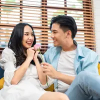 ilustrasi pasangan cinta/Hananeko_Studio/Shutterstock