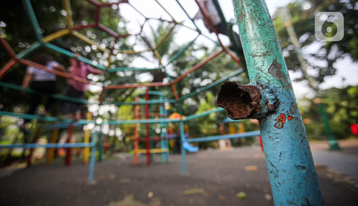 RPTRA bisa dilengkapi dengan fasilitas yang baik dan mendukung perkembangan anak, kenyamanan orangtua, serta berinteraksi seluruh warga dari berbagai kalangan. (Liputan6.com/Faizal Fanani)