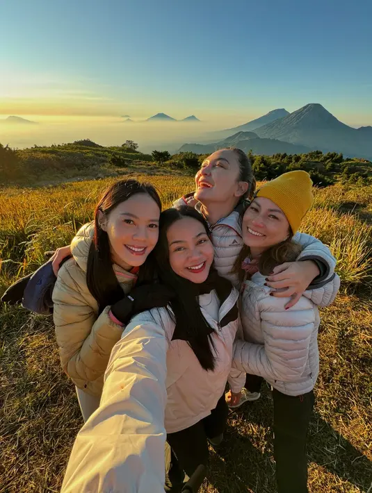 Yura Yunita, Luna Maya, Della Dartyan, hingga Marianne Rumantir (foto: Instagram/ yurayunita)