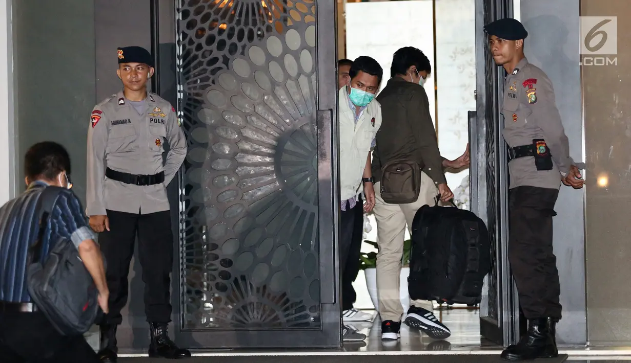 Dua penyidik KPK masuk ke rumah tersangka Ketua DPR RI Setya Novanto dengan membawa tas warna hitam di Jalan Wijaya 13 No 19, Jakarta Selatan, Rabu (15/11). (Liputan6.com/Johan Tallo)