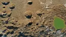 Lubang runtuhan (sinkhole) terlihat di pesisir Laut Mati dekat pantai Ein Gedi  (28/11/2020). Saat Laut Mati menyusut dan permukaan airnya menurun, ratusan sinkhole menelan tanah tempat garis pantai sebelumnya berada. (Xinhua/Gil Cohen Magen)