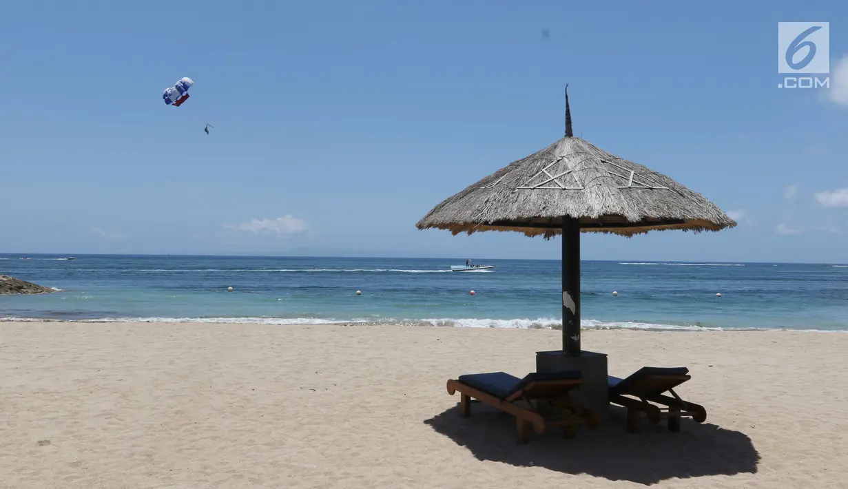 Turis menikmati permainan Parasailing di pantai Nusa Dua Bali, Rabu (10/10). Penyelenggaraan IMF - Bank Dunia Bali 2018 diharapkan dapat memberi imbas lebih baik di Indonesia khususnya sektor pariwisata. (Liputan6.com/Angga Yuniar)