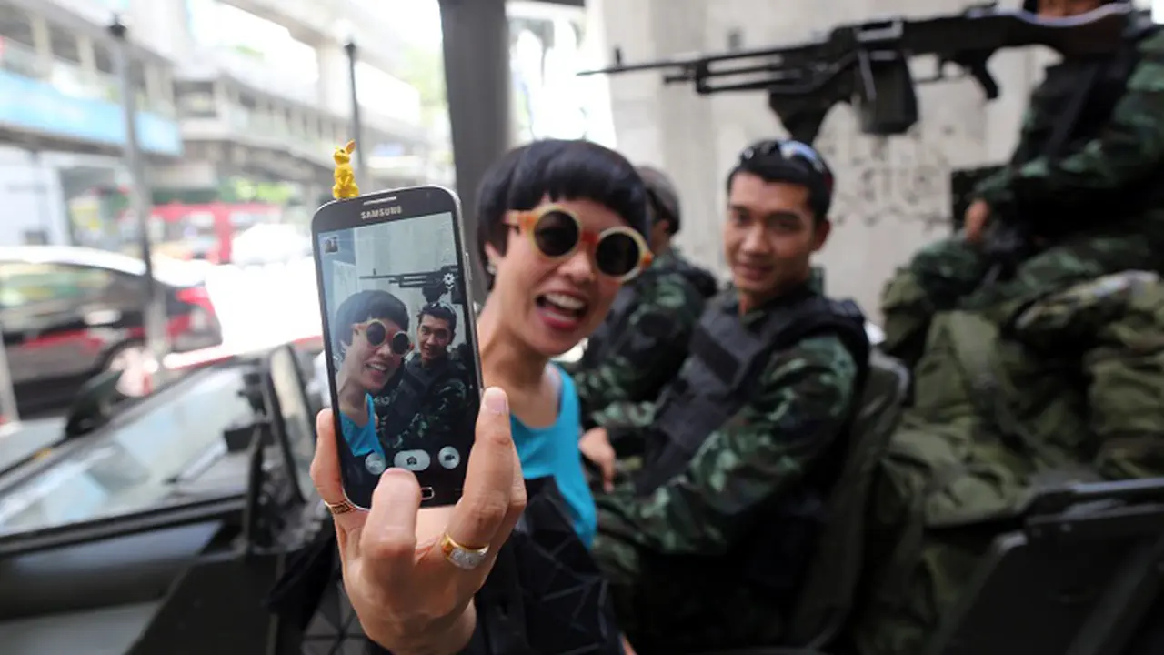 Situasi Darurat Militer Thailand Jadi Ajang Selfie Wisatawan