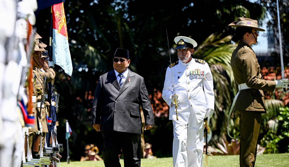 Pertemuan  Presiden Prabowo Subianto dan PM Australia Anthony Albanese sekaligus mempertegas komitmen kedua negara dalam menjaga stabilitas dan perdamaian kawasan Indo-Pasifik. Tampak dalam foto, Presiden Indonesia Prabowo Subianto (tengah) memeriksa pasukan kehormatan di Admiralty House di Sydney, Australia, pada Rabu 12 November 2025. (BIANCA DE MARCHI/POOL/AFP)