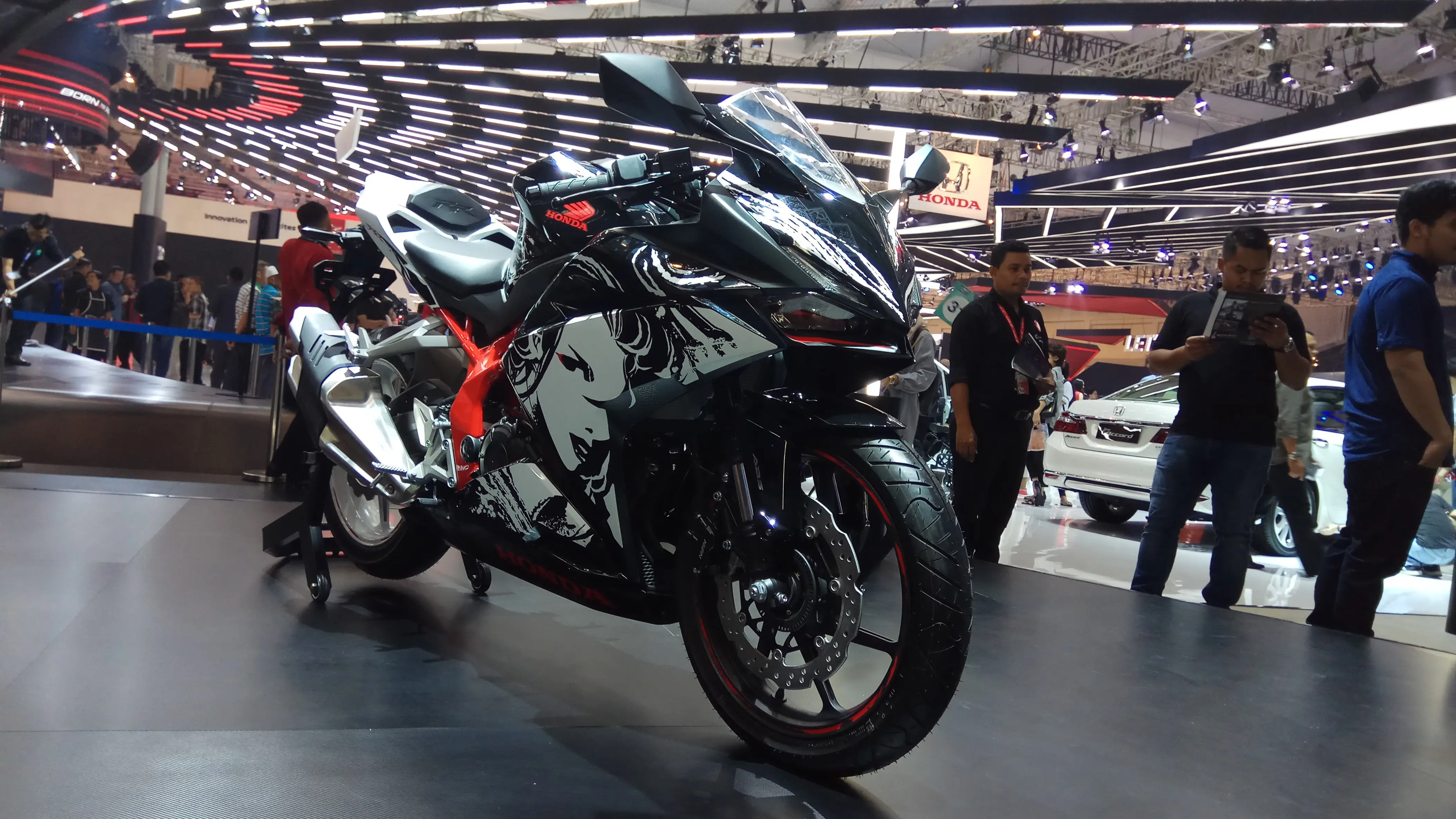 Kabuki, yang jadi tema sentral di motor ini, adalah seni teater tradisional khas Jepang. Aktor-aktornya terkenal dengan kostom dan tata rias yang mencolok. Ini bisa dilihat dari penerapan warna dan gambar di sepanjang body (Rio/Liputan6).