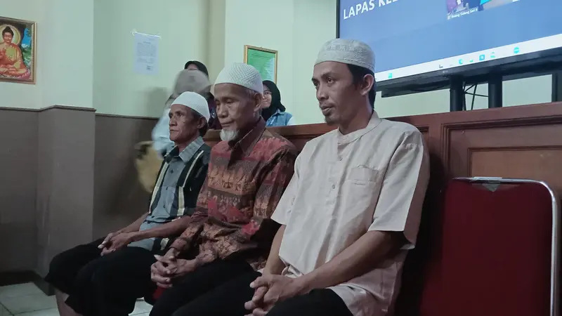 Wowon cs saat menjalani sidang beragendakan pembacaan tuntutan jaksa di Pengadilan Negeri Kota Bekasi. (Foto: Liputan6.com/Bam Sinulingga)