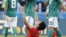 Ekspresi pemain Korea, Ju Se-jong usai timnya mengalahkan Jerman pada laga grup F Piala Dunia 2018 di Kazan Arena, Kazan, Rusia, (27/6/2018). Korea menang atas Jerman 2-0. (AP/Lee Jin-man)