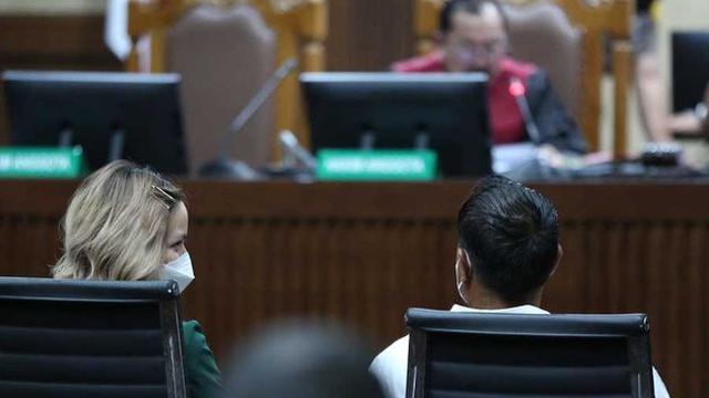 Divonis 1 Tahun Penjara, Ini 6 Potret Nia Ramadhani dan Ardi Bakrie Saling Menguatkan