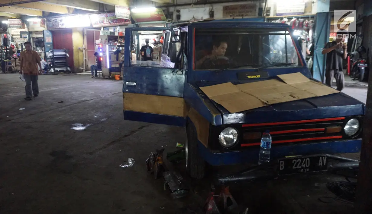 Sebuah mobil terparkir di dalam Pasar Cipete, Jakarta, Sabtu (10/8/2019). Rencana revitalisasi 21 pasar tradisional di Jakarta yang ditargetkan rampung pada tahun 2021 terancam molor lantaran hingga kini status lahan pasar masih dalam proses perubahan sertifikasi. (Liputan6.com/Angga Yuniar)