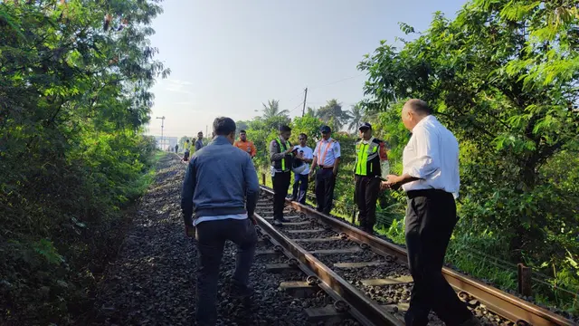 Anggota kepolisian dan rumah sakit saat mengevakuasi korban tertabrak kereta di Cisaat Kabupaten Sukabumi (Liputan6.com/Istimewa).