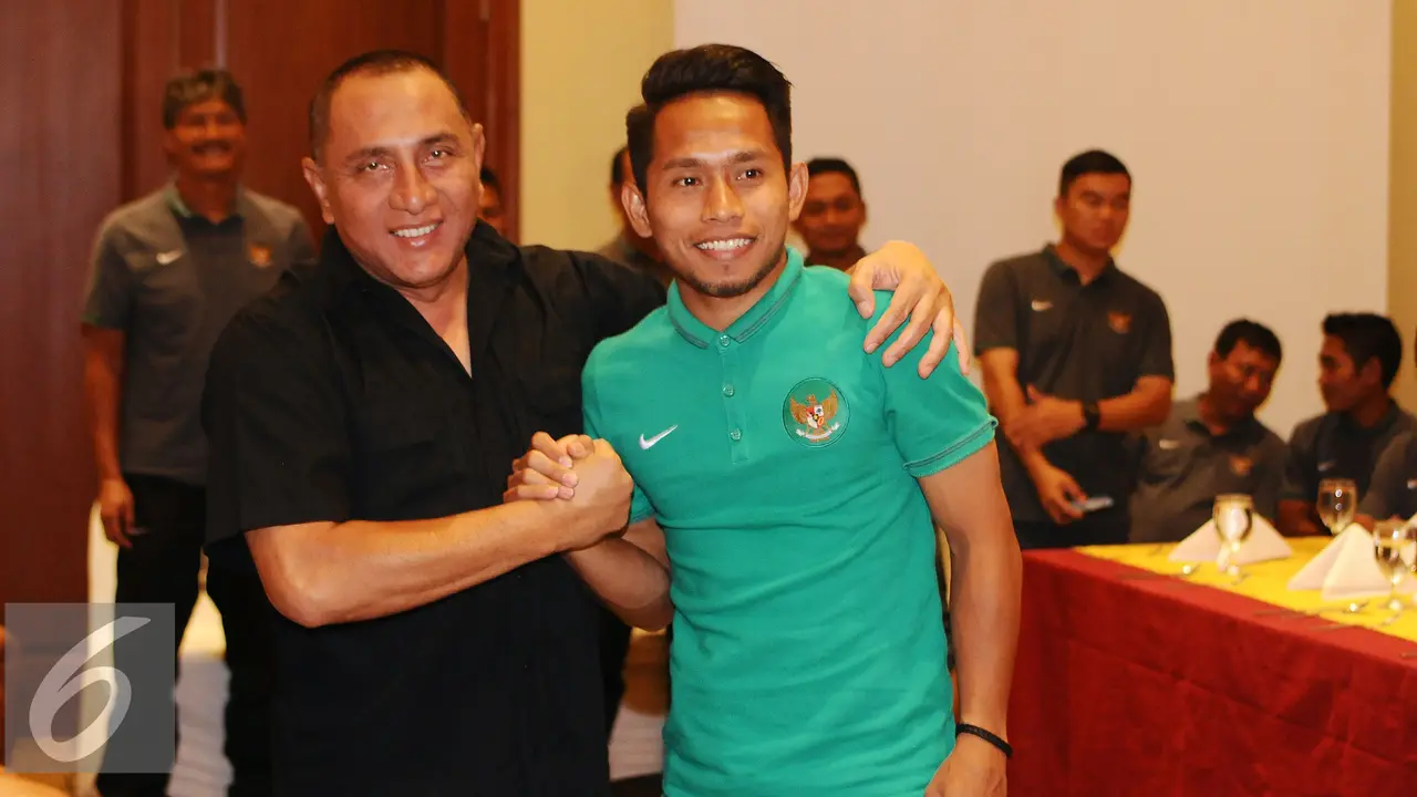 20161115- Ketum PSSI Bersalam Komando dengan Andik-tangerang- Helmi Fithriansyah