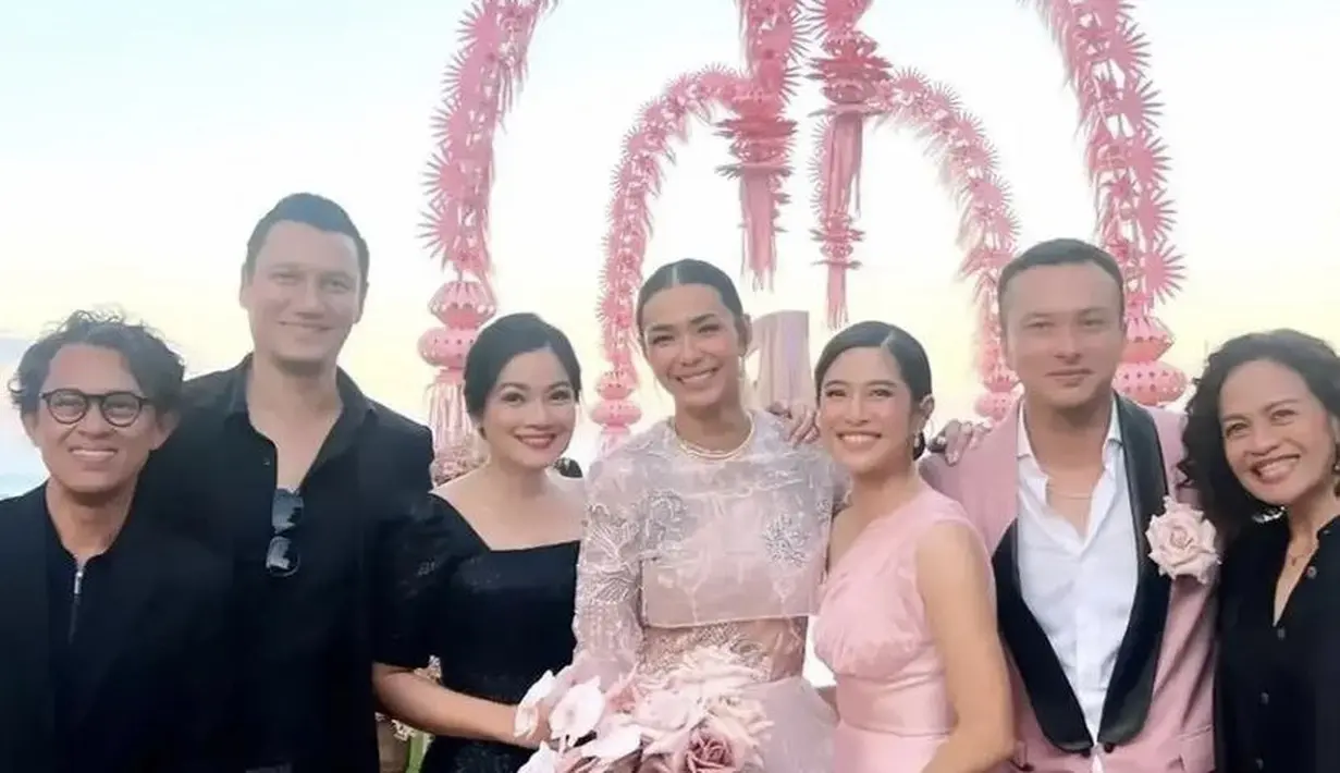 Setelan tersebut terdiri dari atasan jas pink dengan list hitam pada kerah lengkap dengan bunga mawarnya. Dipadukan dengan celana pinknya. @cssugiono.