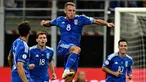Timnas Italia berhasil mengalahkan Ukraina 2-1 dalam laga lanjutan Kualifikasi Euro 2024 yang berlangsung di San Siro Stadium, Milan, Rabu (13/9/2023) dini hari WIB. Dua gol kemenangan Italia dipersembahkan melalui brace Davide Frattesi pada menit ke-12 dan ke-29. Sementara satu-satunya gol Ukraina dicetak pemain andalannya, Andriy Yarmolenko pada menit ke-41. Kemenangan yang membawa Gli Azzurri sementara menenmpati peringkat kedua Grup C di bawah Inggris sekaligus menjadi debut kemenangan pelatih Luciano Spalletti sebagai juru taktik anyar setelah sebelumnya pada laga debut ditahan imbang 1-1 oleh Makedonia Utara. (AFP/Gabriel Bouys)