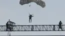 Puncak peringatan HUT ke-80 TNI di lapangan Monumen Nasional (Monas), Jakarta, Minggu (5/10/2025) dimeriahkan dengan beragam atraksi dan simulasi tempur. (merdeka.com/Arie Basuki)