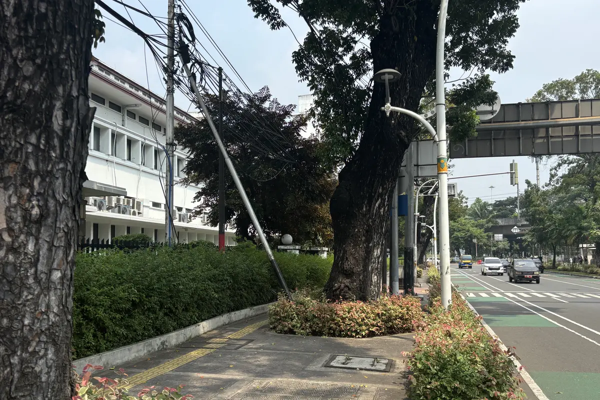 Tiang-Tiang Miring di Jalanan Jakarta