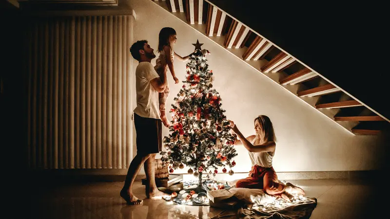 6 Manfaat Menghias Pohon Natal untuk Anak, Mengajarkan Kreativitas - Ragam  Bola.com