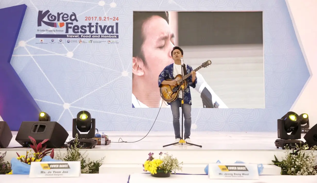 "Kebetulan saya bekerja sama dengan Korean Tourism Organization untuk penggarapan klip di Korea. Bentuknya semacam short movie," ucap Calvin Jeremy di Korean Festival di kawasan Kuningan, Jakarta Pusat, Jumat (22/9/2017). (Adrian Putra/Bintang.com)