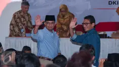 Gubernur dan Wagub DKI Jakarta terpilih Anies Baswedan dan Sandiaga Salahudin Uno saat hadiri rapat pleno KPU di KPUD, Jakarta, Jumat (5/5). KPUD DKI Jakarta menetapkan Anies dan Sandi sebagai Gubernur dan Wagub DKI Jakarta. (Liputan6.com/Gempur M Surya)