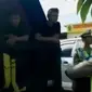 Para pemudik mobil bak terbuka di Grobogan menyerah dan turun karena mobil akan dikandangkan bila tetap ngotot melanjutkan perjalanan.