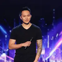 "Sementara tim medis sudah kasih pengobatan ringan sama dikompres. Karena aksi gue ini sangat berbahaya, setiap latihan gue selalu ditemenin paramedis," tulis Demian Aditya lebih lanjut. (Instagram/_demianaditya_)