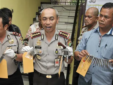 Kapolres Metro Jaktim Kombes Pol Agung Budidjono menunjukan barang bukti saat rilis di Polsek Pulogadung, Jakarta Timur (26/8). Polsek Pulogadung rilis penangkapan tersangka kejahatan curanmor di Jakarta Timur. (Liputan6.com/Yoppy Renato)