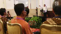 Presiden Jokowi memberikan sambutan ketika bersilaturahmi dengan nelayan di Istana Negara, Jakarta, Selasa (8/5). Dalam kesempatan itu presiden mengajak nelayan meninggalkan cantrang yang dapat merusak ekosistem air laut. (Liputan6.com/Angga Yuniar)