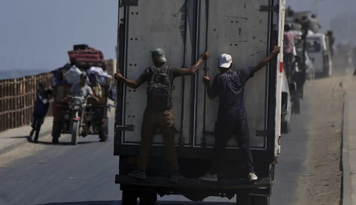 Sebelumnya, Israel juga telah meningkatkan serangan udaranya, dalam beberapa hari terakhir, dengan menargetkan gedung-gedung tinggi yang ada di Gaza sebagai persiapan untuk operasi pengambilalihan. (AP Photo/Jehad Alshrafi)