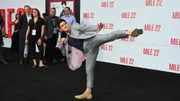 Bintang laga, Iko Uwais memamerkan gerakan pencak silat ketika menghadiri acara gala premier film Mile 22 di Los Angeles, Kamis (9/8). Iko Uwais tampil dalam balutan setelan jas abu-abu yang dipadukan dengan kaus warna gelap. (Jordan Strauss/Invision/AP)