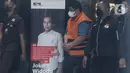 Direktur PT Tabi Bangun Papua (PT TBP), Rijatono Lakka memakai rompi oranye usai menjalani pemeriksaan di Gedung Merah Putih KPK, Jakarta, Kamis (5/1/2022). KPK menahan Rijatono Lakka yang merupakan tersangka penyuap Gubernur Papua, Lukas Enembe. (Liputan6.com/Johan Tallo)