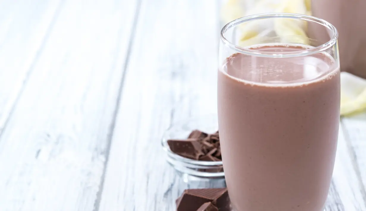 Ternyata segelas cokelat susu hangat dapat mengusir rasa ngantuk. Hal ini karena susu cokelat mengandung tirosin yang  diubah menjadi dopamin. Dopamin sendiri merupakan stimulan yang bisa melawan rasa ngantuk. (huffingtonpost.com)