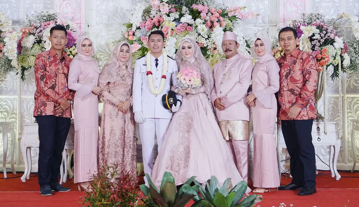 Pesona Ellen begitu menarik saat mengenakan gaun pengantin berwarna pink di acara resepsi pernikahannya beberapa waktu lalu. Bak ratu kerajaan, paras Ellen begitu cantik jelita menjadi pengantin saat itu. (Instagram/ellennitaa)