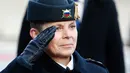 Mayor Jenderal, Alenka Ermenc memberi hormat selama upacara terima jabatan di Ljubljana, Rabu (28/11). Ermenc menjadi kepala Angkatan Darat Slovenia menggantikan Mayor Jenderal Alan Geder yang sebelumnya menjabat sejak Februari. (AP/Darko Bandic)